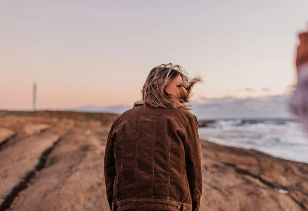 Žena u smeđoj jakni