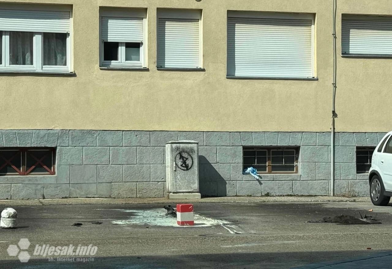 Gorio automobil u Ulici Alekse Šantića