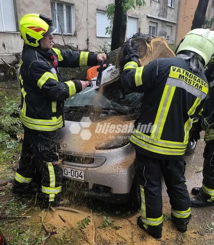 Vatrogasci na terenu