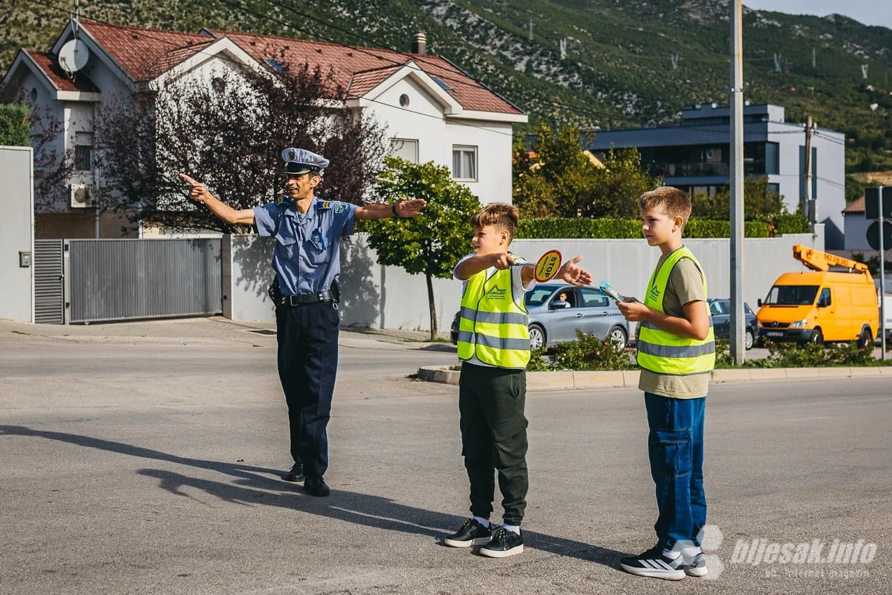 Na ulicama Mostara školske patrole upozoravaju na početak nastave