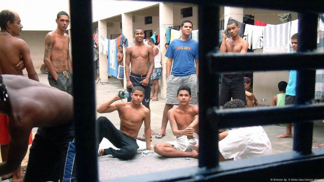 Dosada i skučeni uvjeti u prenatrpanom zatvoru u Bahiji, Brazil