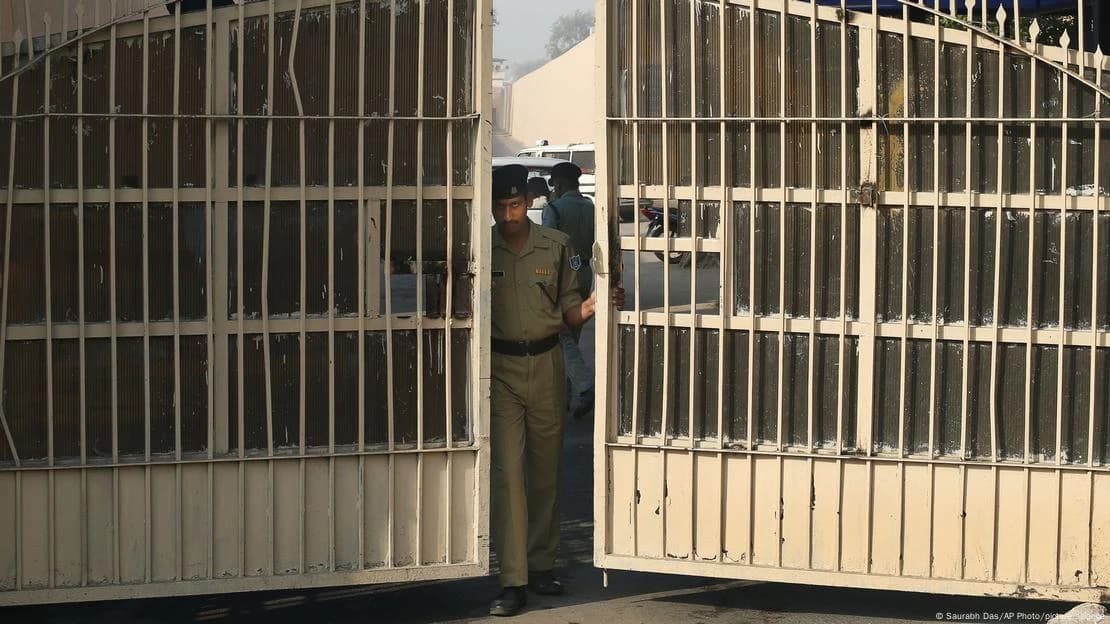 Policajac zatvara vrata zloglasnog zatvora Tihar u New Delhiju