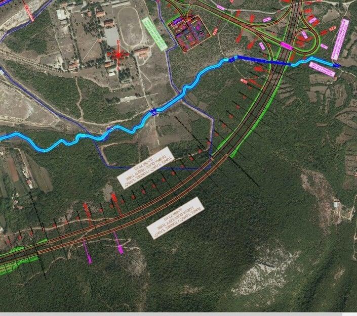 Zelenom i crvenom bojom označena trasa autoputa, a crnom bojom tunel koji se mora izgraditi zbog streljane