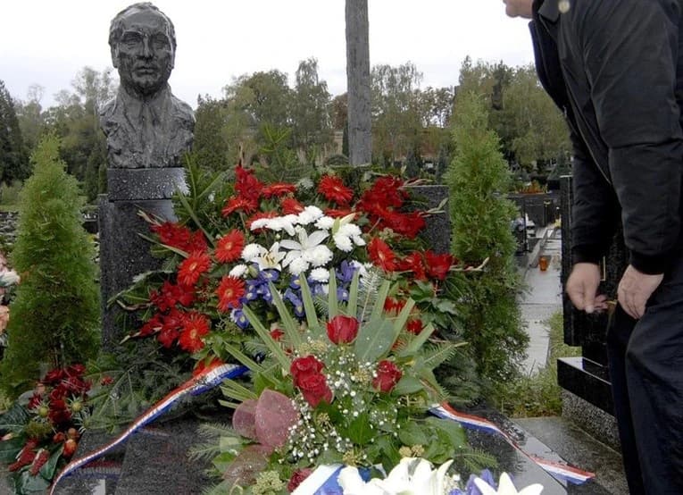 Grob Ante Paradžika