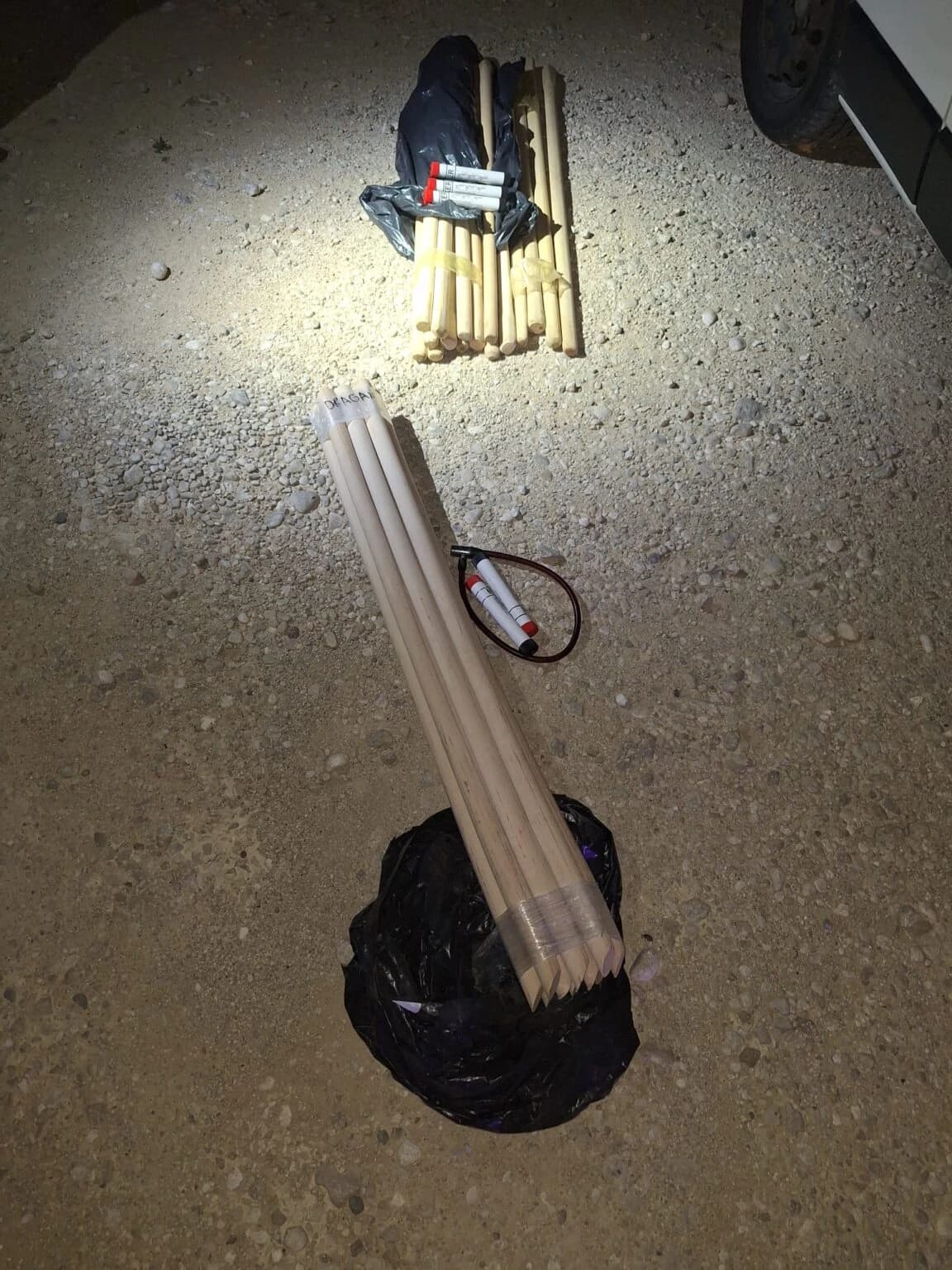 Policija je privremeno oduzela 40 drvenih palica, više komada stakla, jedan bokser, lanac te sredstva za skrivanje identiteta poput potkapa i bandana.