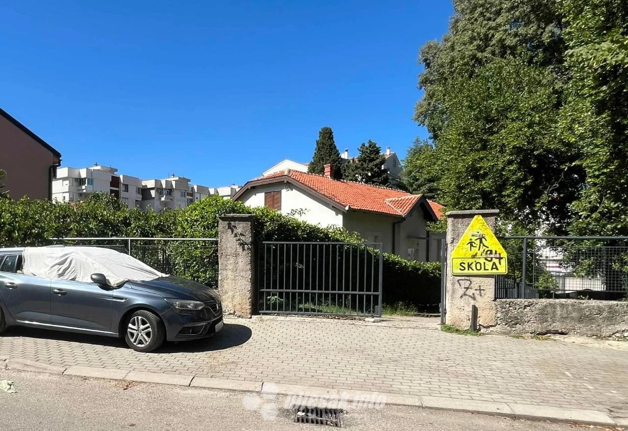 Auto parkirano unatoč znaku za školu