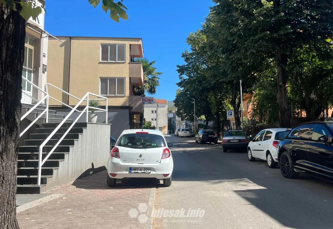 Automobil parkiran na nogostup na početku ulice fra Didaka Buntića