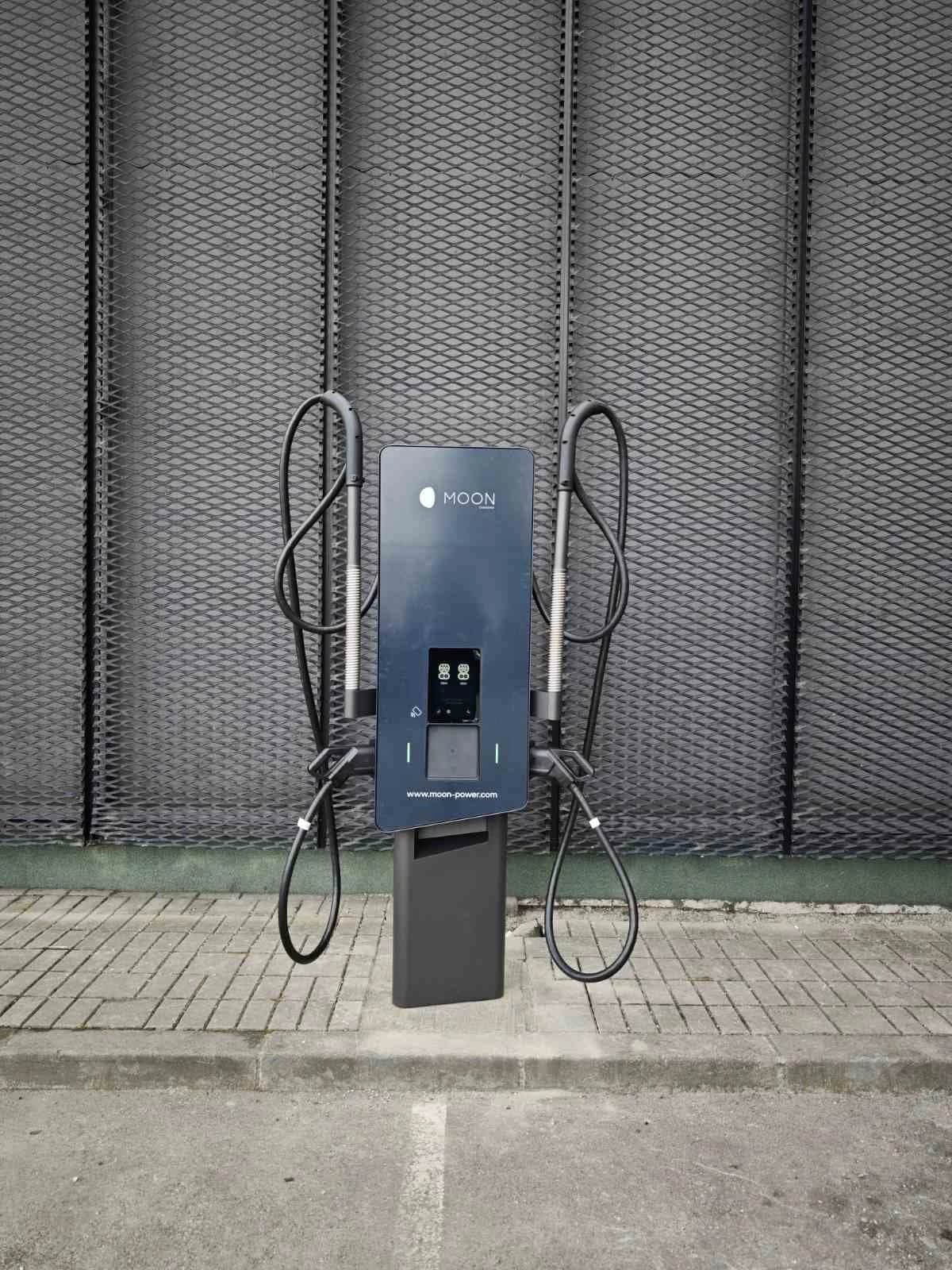 Brzi punjač za električna vozila snage 50 kW dostupan u sklopu tržnog centra Bingo