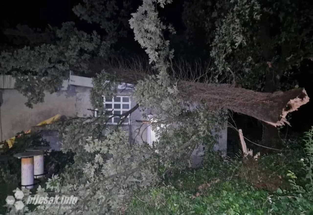 Drvo palo na ugostiteljski objekt u Oklajima