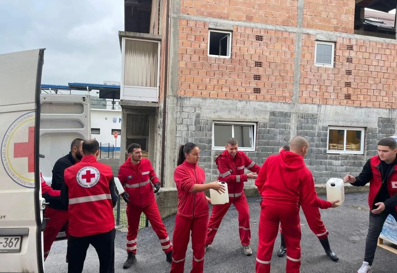 Pomoć Crvenog križa za poplavljena područja