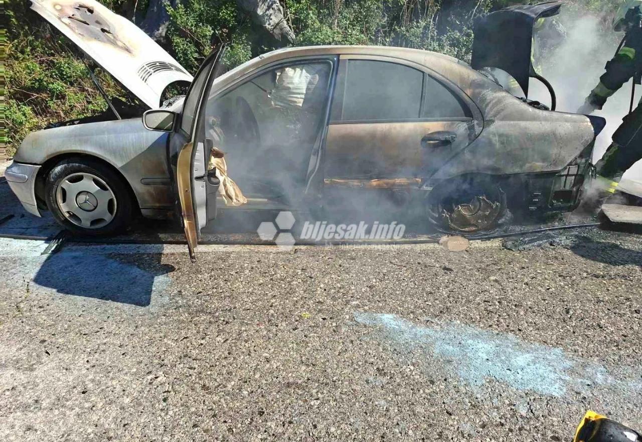 Vatrogasci gase vozilo koje se zapalilo na cesti