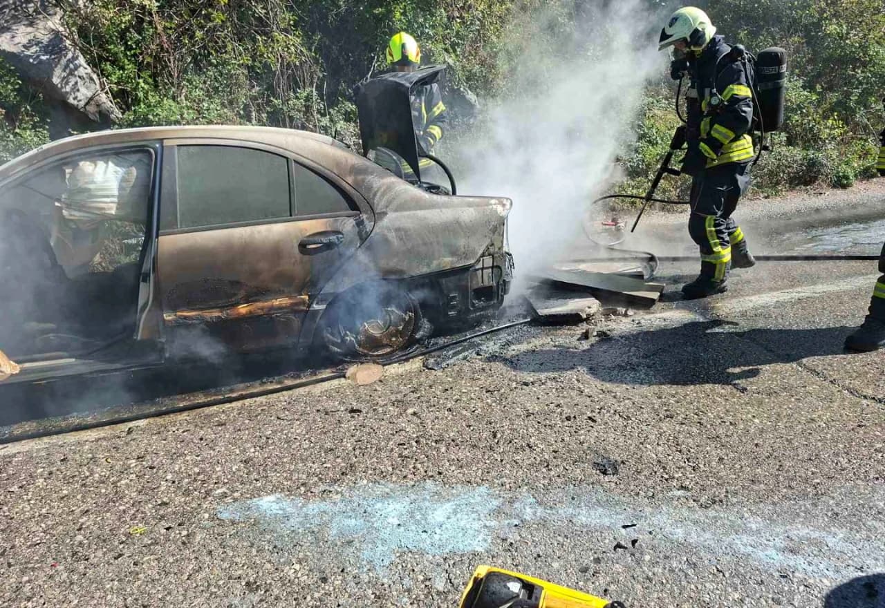 Vozilo je skoro u potpunosti uništeno