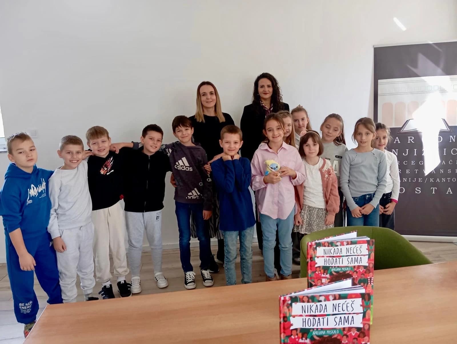 Djeca Treće osnovne škole Mostar družila su se s Adrijanom Prskalo u Narodnoj knjižnici HNŽ-a uz slikovnicu "Nikada nećeš hodati sama"