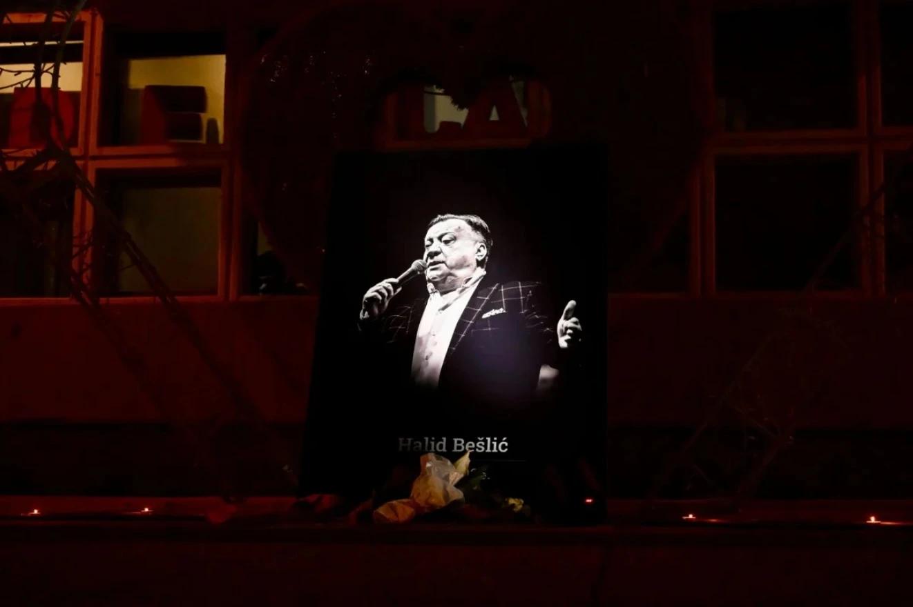 Uz suze i pjesmu, Sarajevo se u srijedu navečer oprostilo od Halida Bešlića.