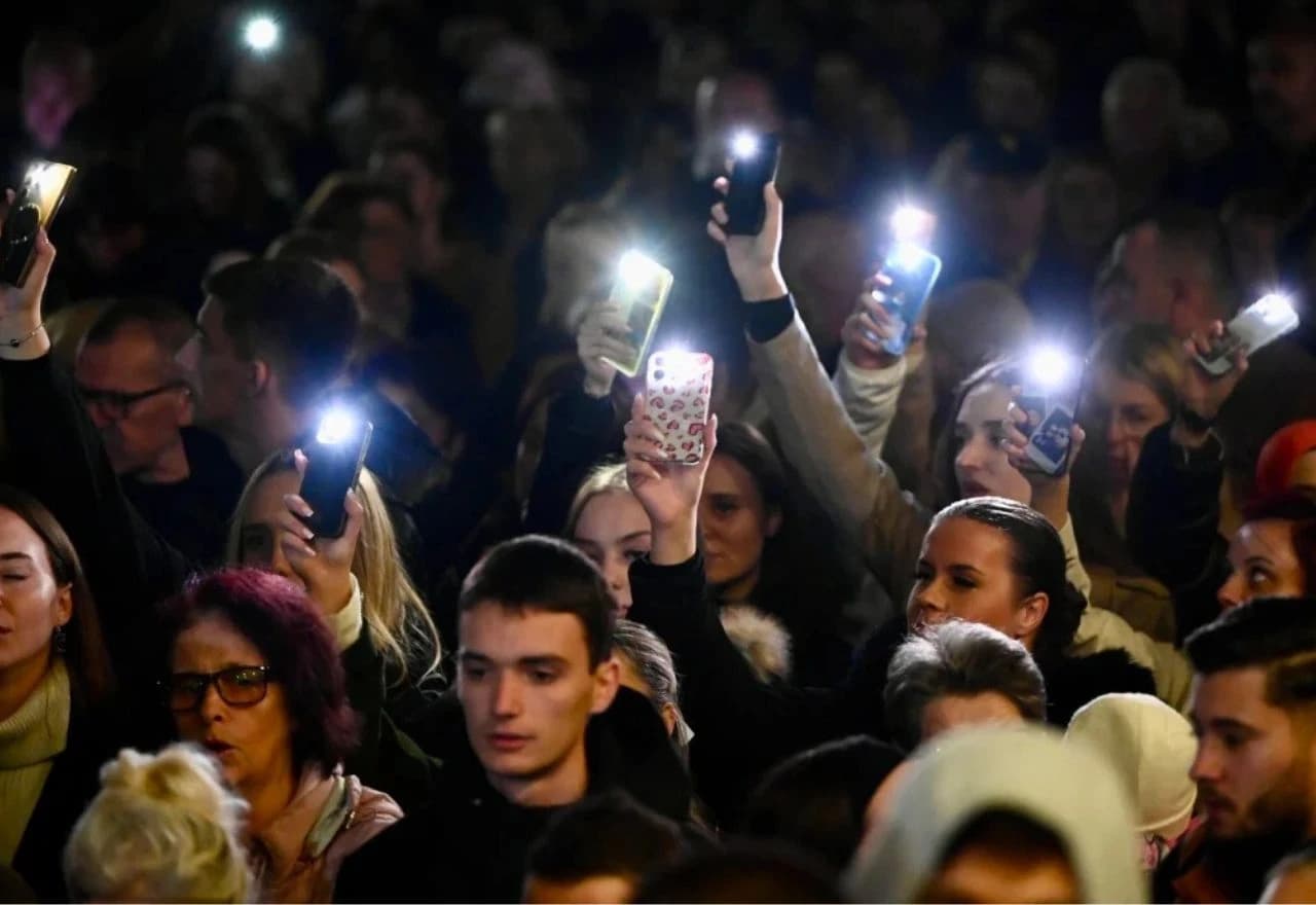 Uz suze i pjesmu, Sarajevo se u srijedu navečer oprostilo od Halida Bešlića.