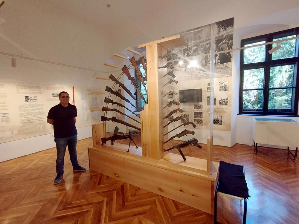 Leo Žukina uz izložbu iz NOB-a