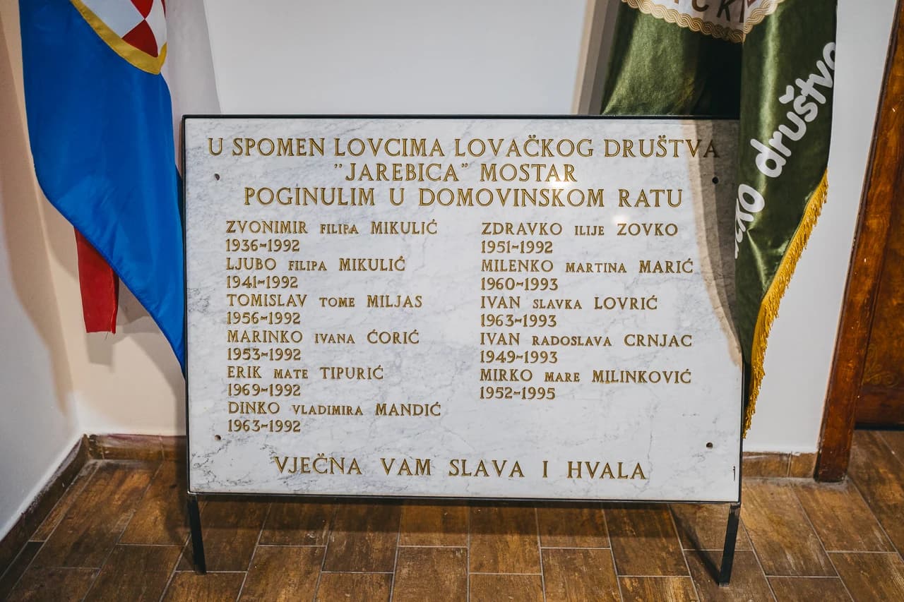 Na ploči su uklesana njihova imena i godine pogibije, uz natpis "Vječna vam slava i hvala".