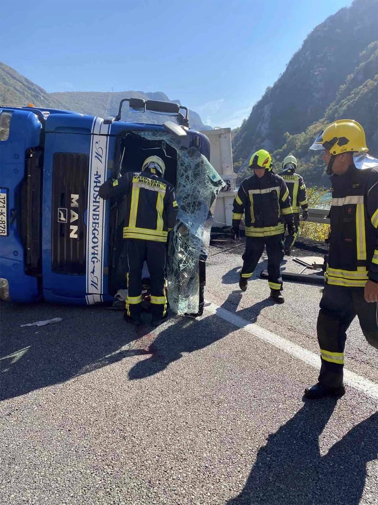 Vatrogasci interveniraju na mjestu nesreće