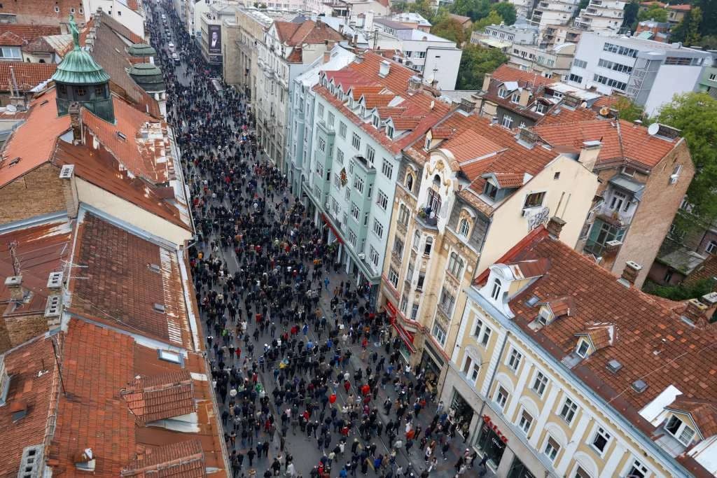 Tisuće ljudi ispratilo je Halida Bešlića središnjom gradskom ulicom Ferhadija, do Vječne vatre ...