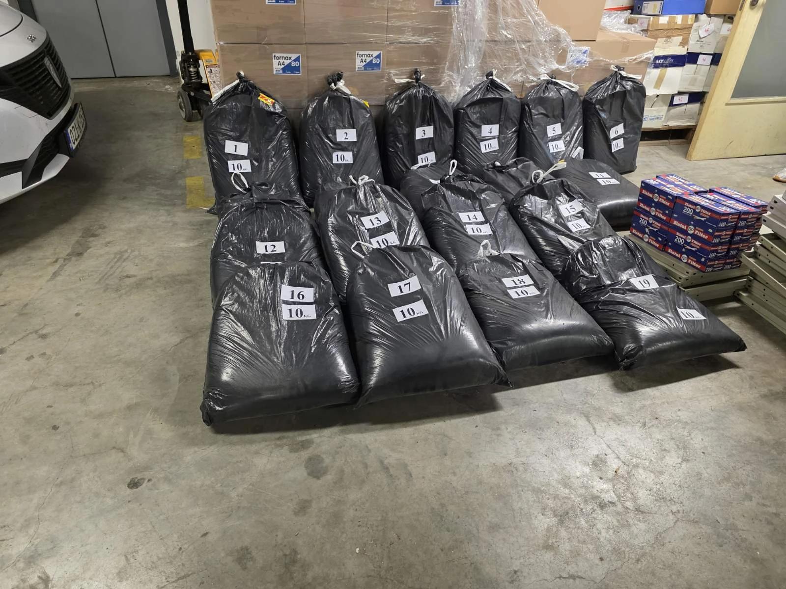 UIO oduzela 800 kilograma duhana i 2.000 kutija cigareta