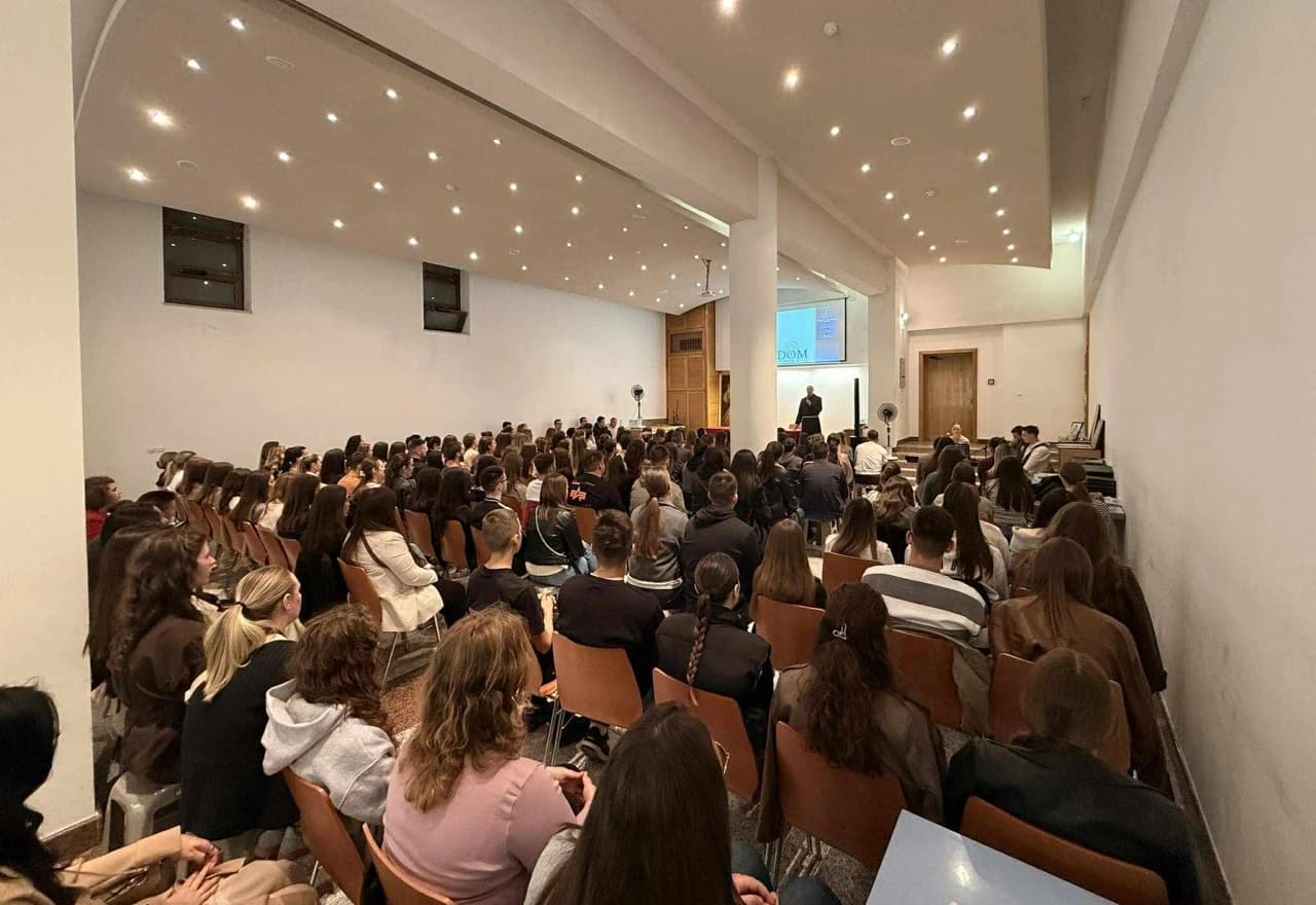 Mladima je govorio fra Mario Knezović, gvardijan i župnik