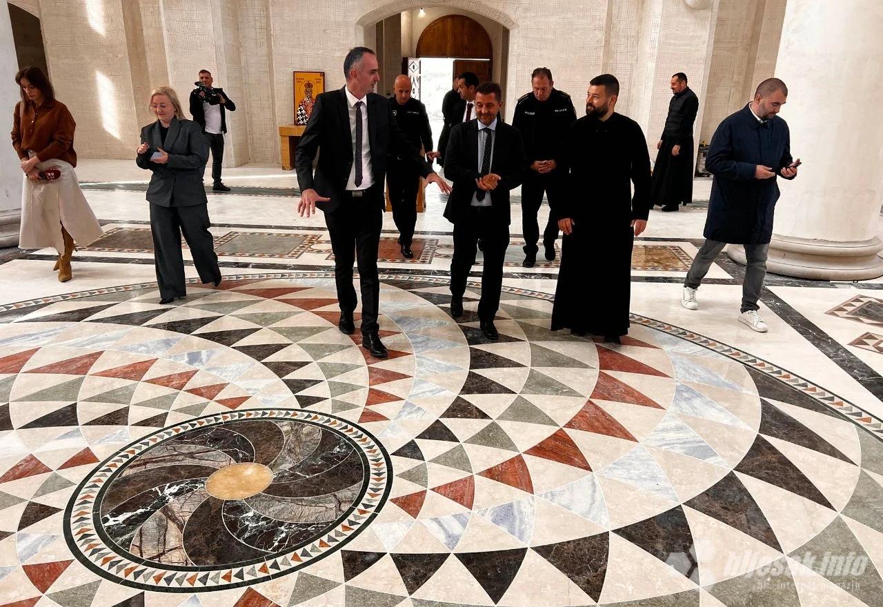 Izaslanstvo Grada Mostara posjetilo je Saborni hram Svete Trojice u Mostaru