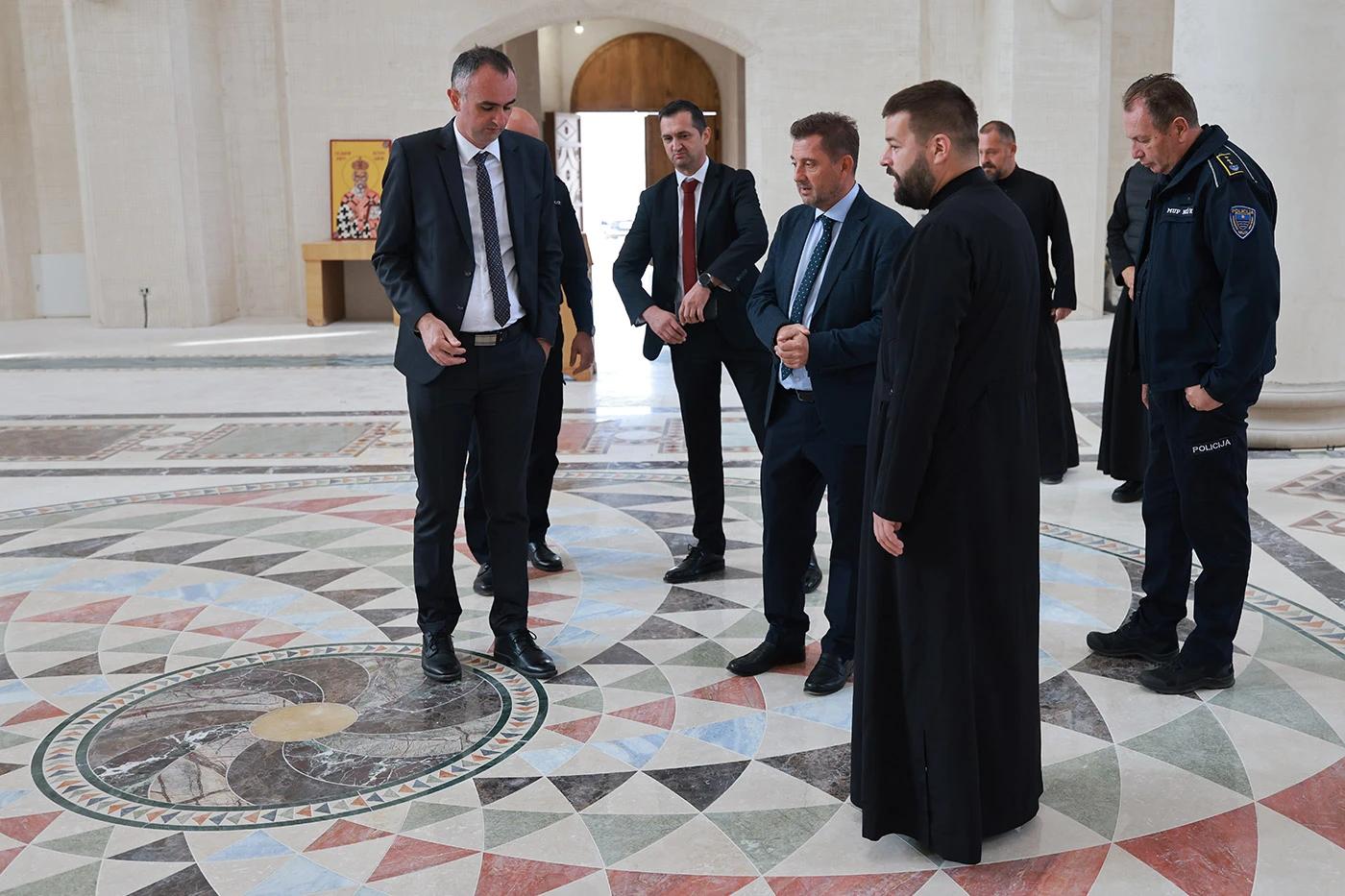 Izaslanstvo Grada Mostara posjetilo je Saborni hram Svete Trojice u Mostaru