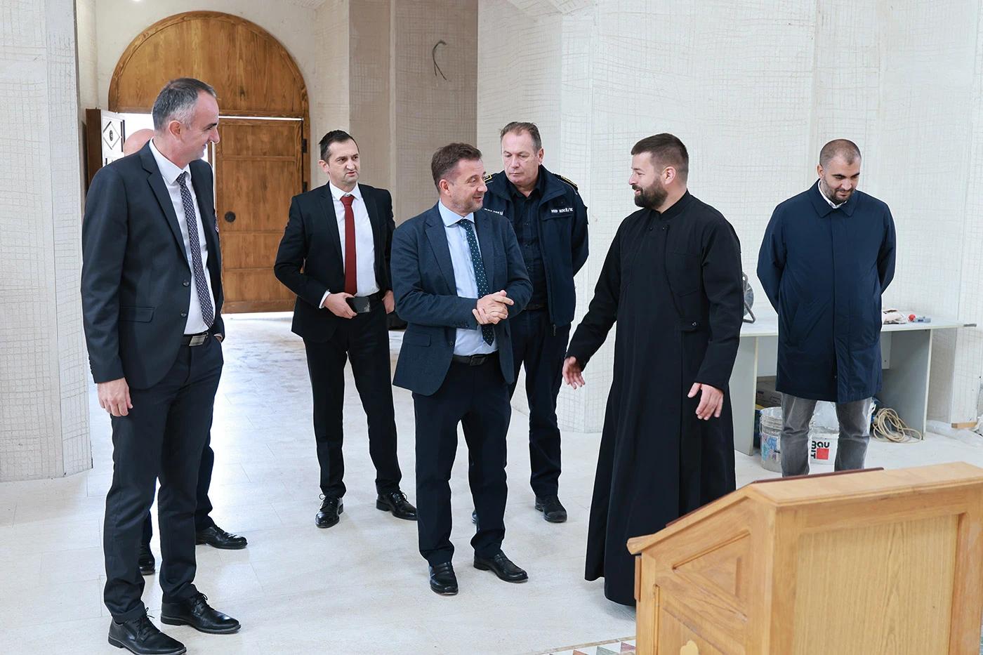 Izaslanstvo Grada Mostara posjetilo je Saborni hram Svete Trojice u Mostaru