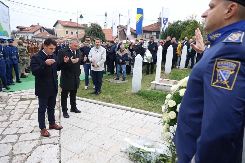 Na Kovačima obilježena 22. godišnjica smrti Alije Izetbegovića