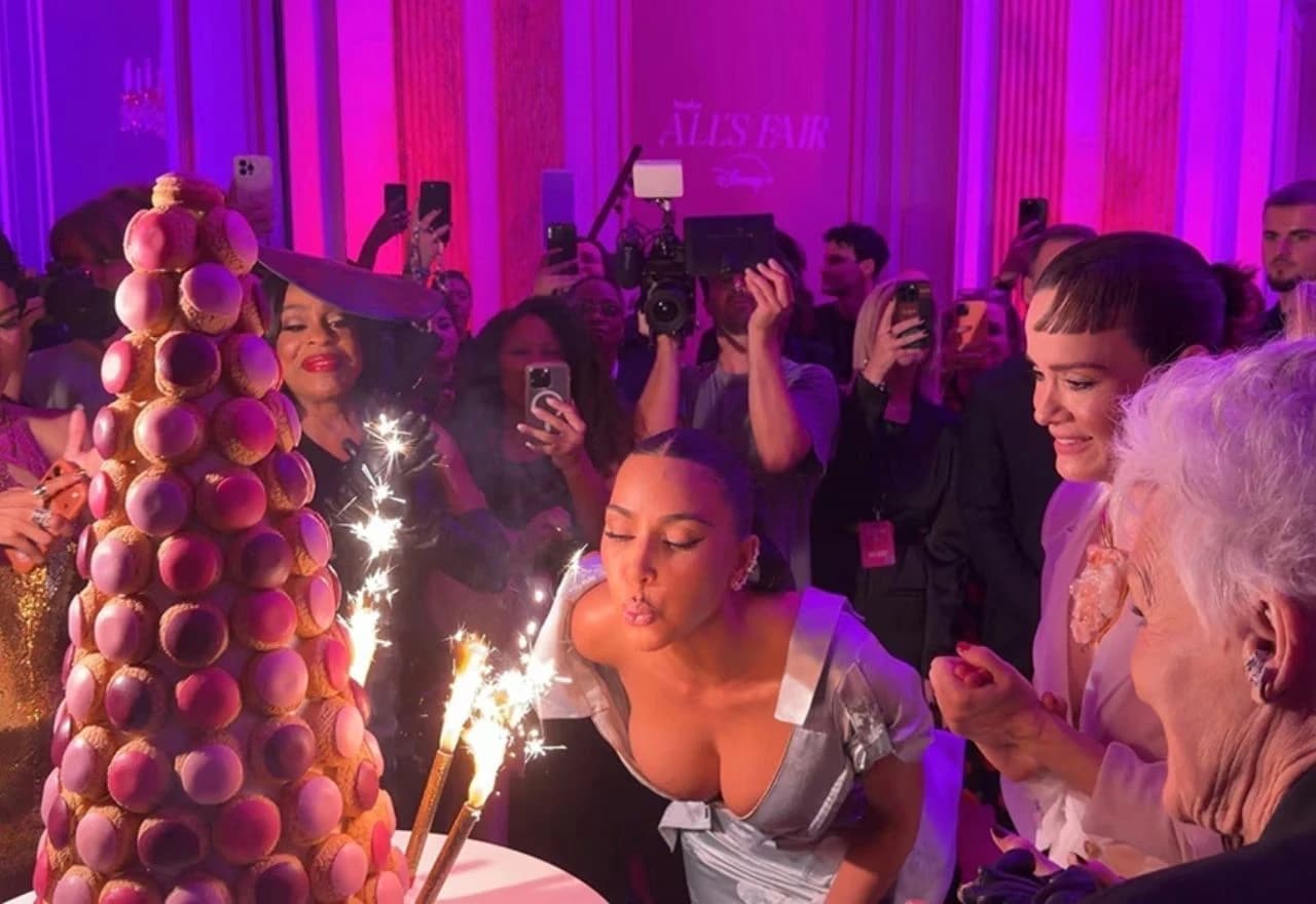 Kim Kardashian puše svjećice