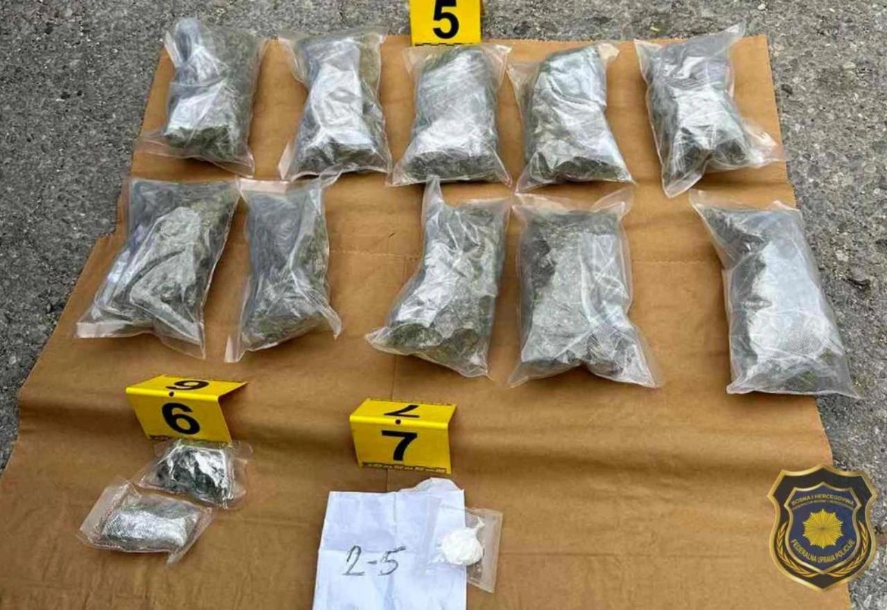 Uhićen 29-godišnjak, pronađeno tri kilograma kanabisa u pretresu