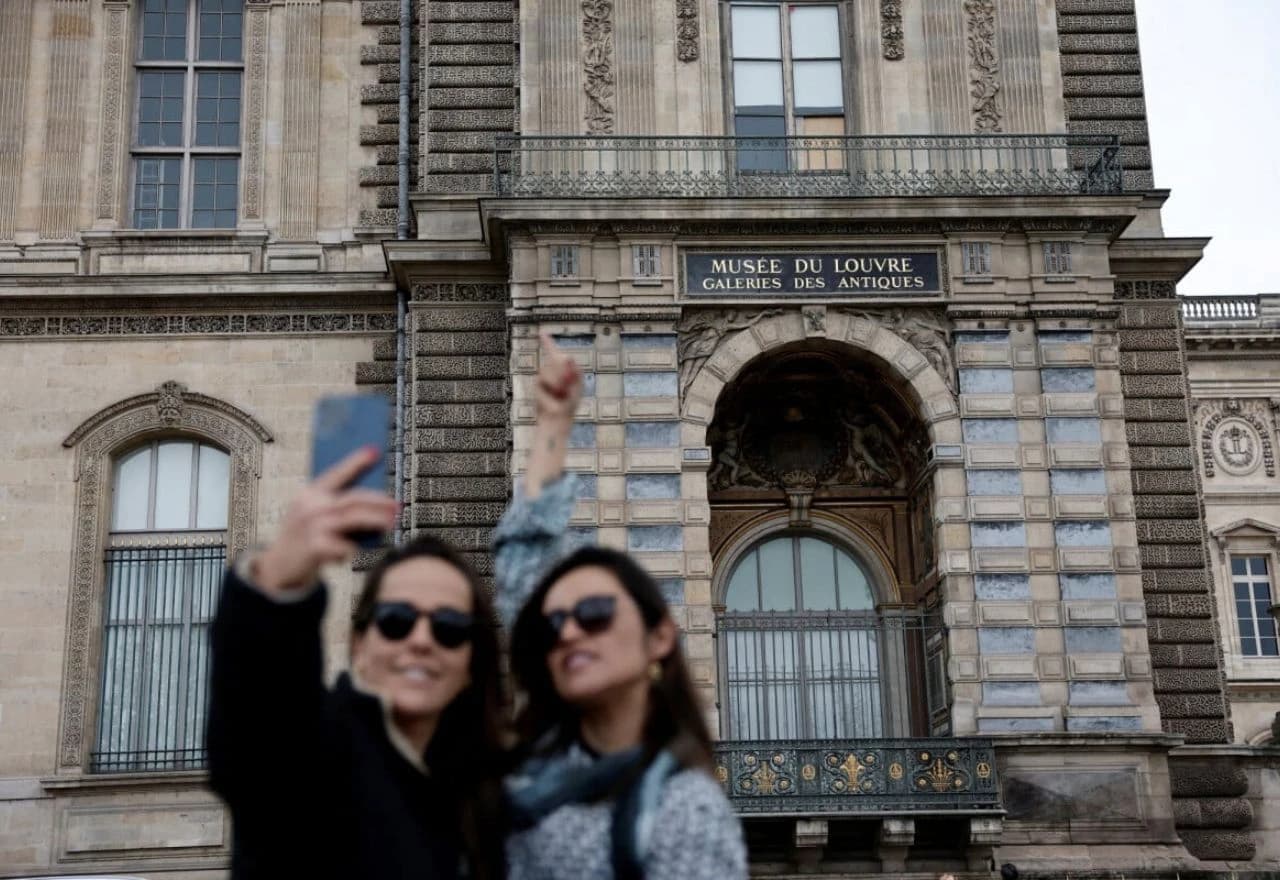 Pljačka u Louvreu pretvorila se u turističku atrakciju