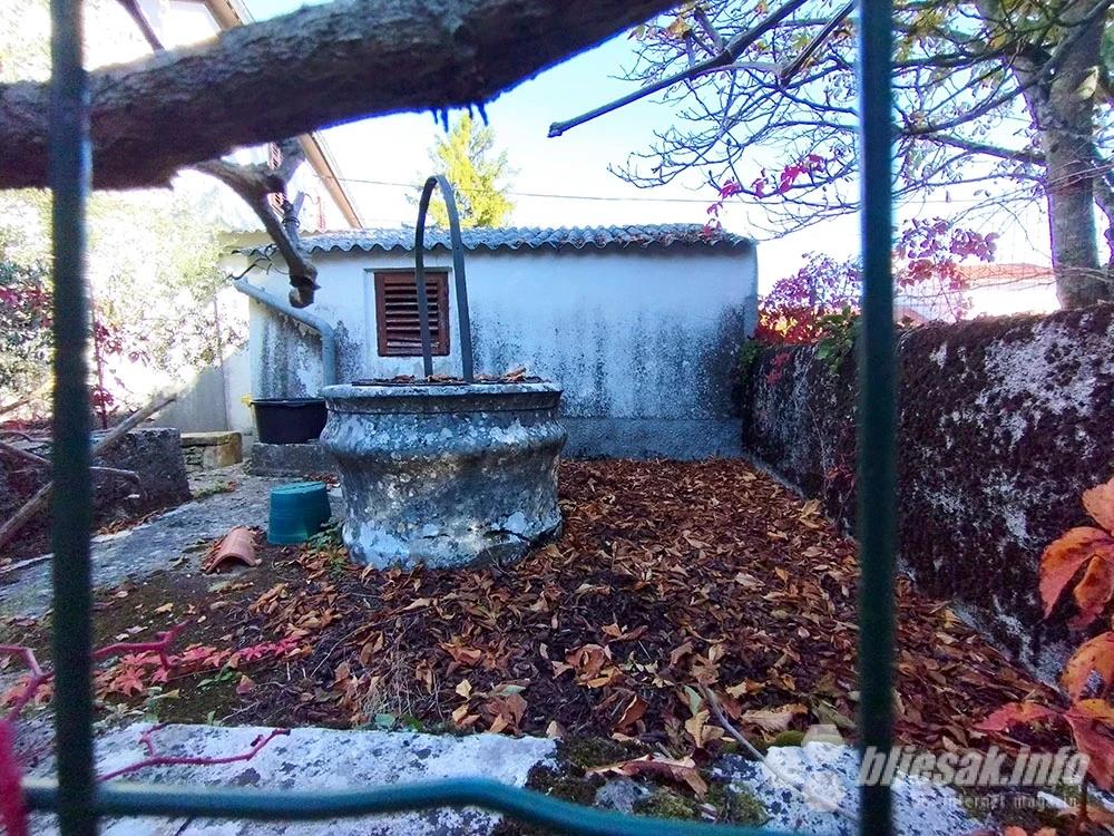 Šterna u jesen u gradu duhova