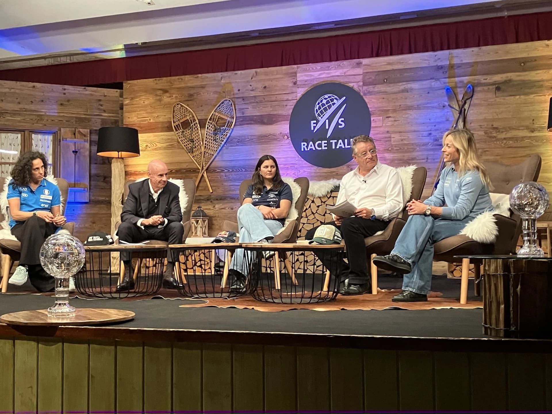 Lara Gut-Behrami, Federica Brignone i Zrinka Ljutić skupa s predsjednikom FIS-a Johanom Eliaschom na tribini uoči početka skijaške sezone