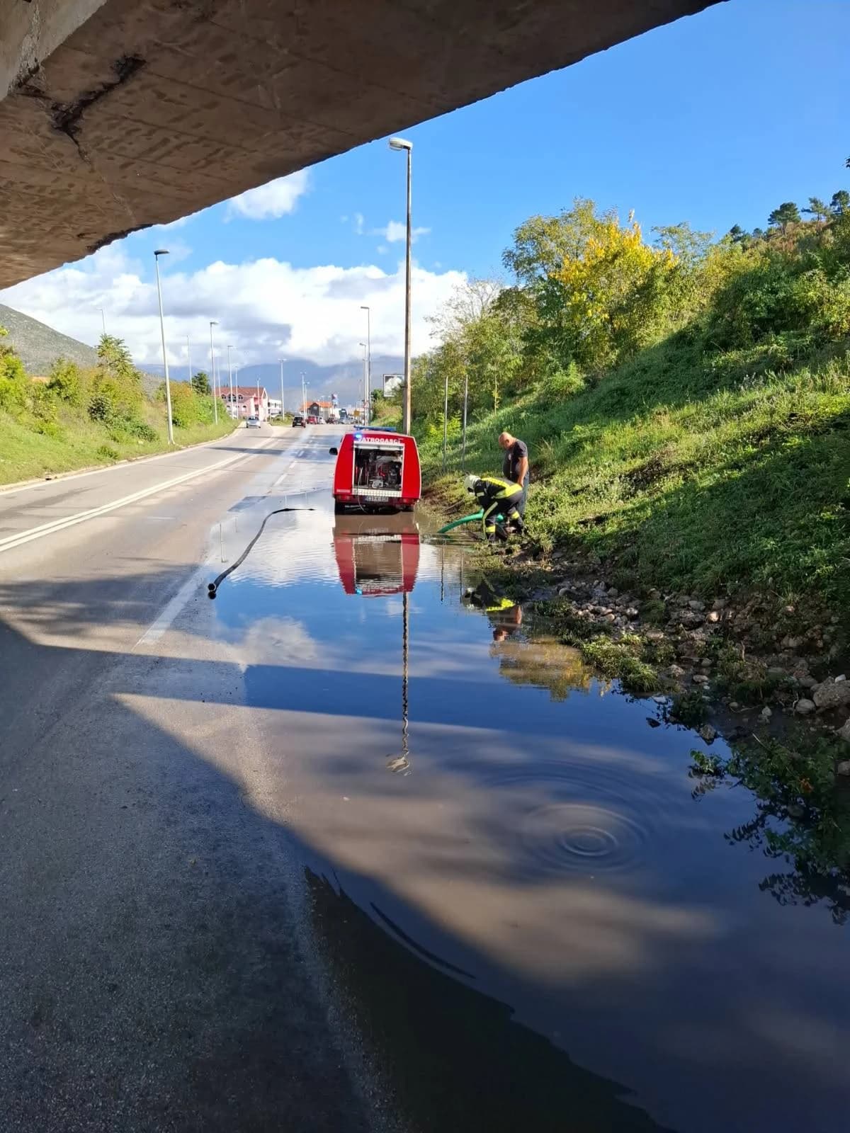Vatrogasci čiste magistralnu cestu