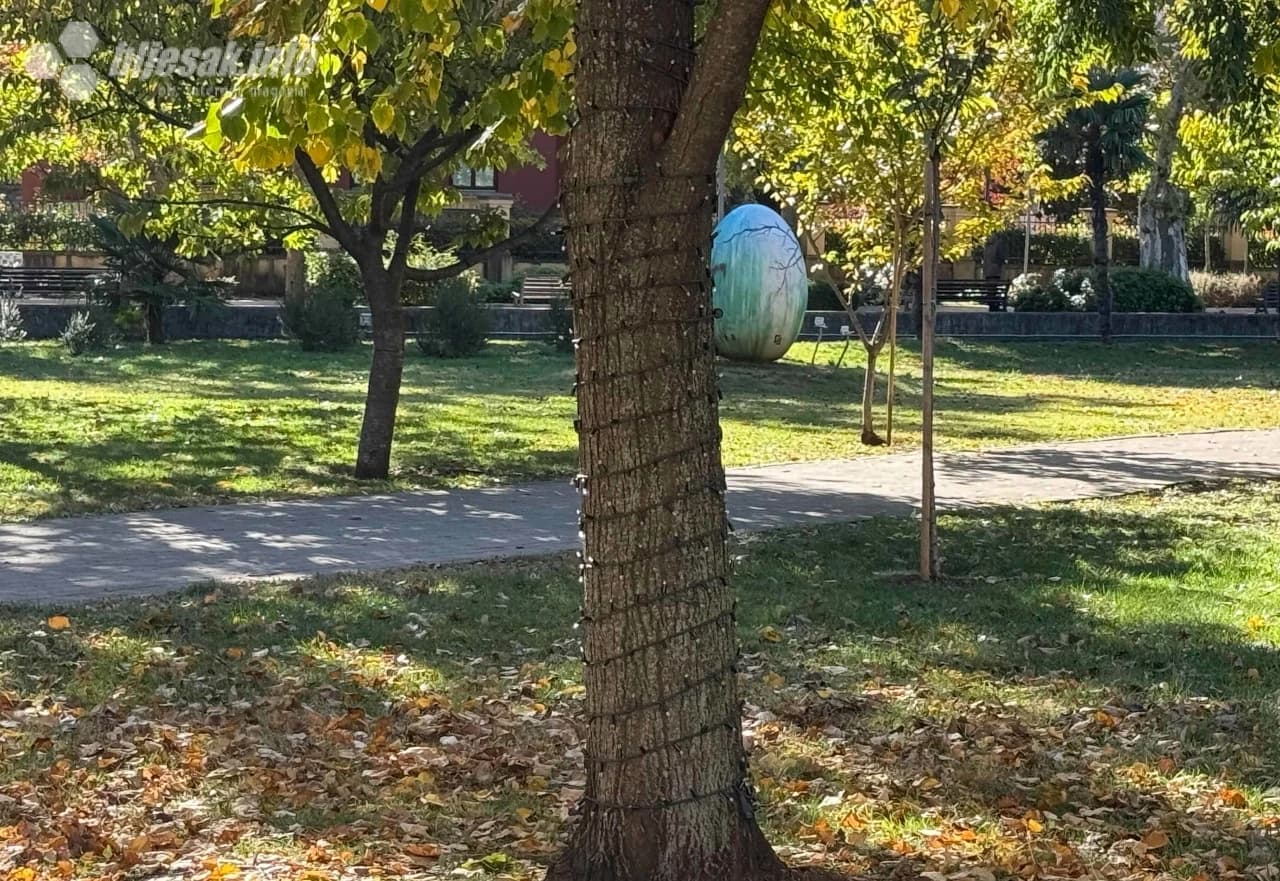 Ukrašavaju se stabla u parku Zrinjevac