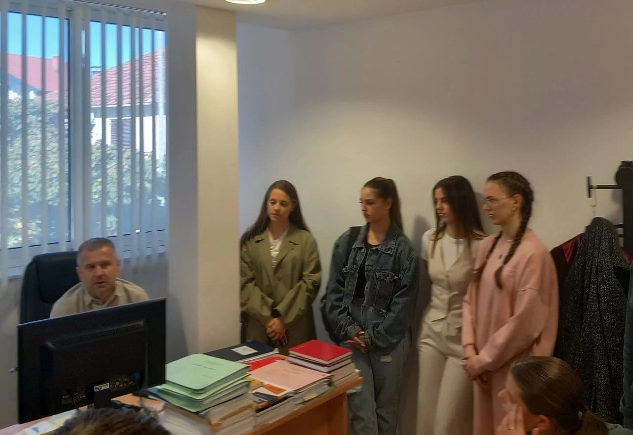 Posjetitelji na sudu u Čitluku