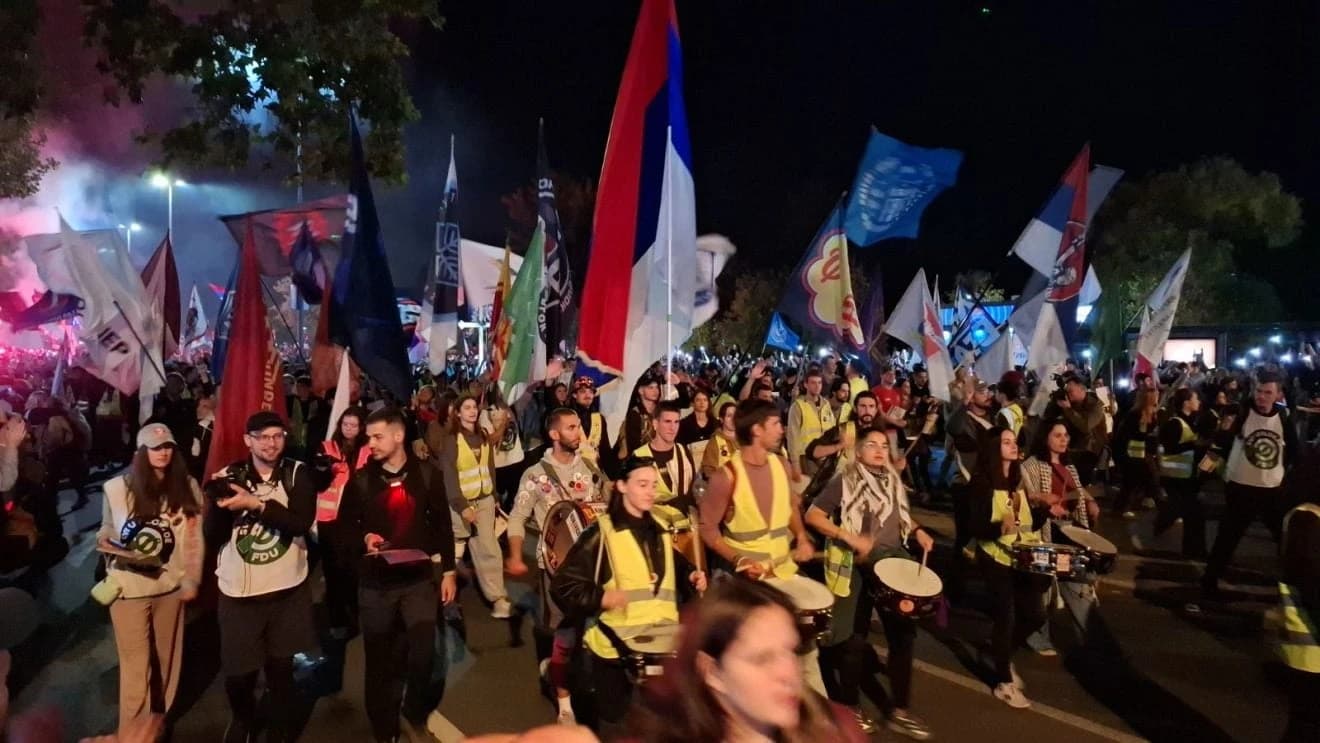 Studenti su pozvali građane da “nikad ne zaborave one koji su poginuli jer je sustav zakazao”.