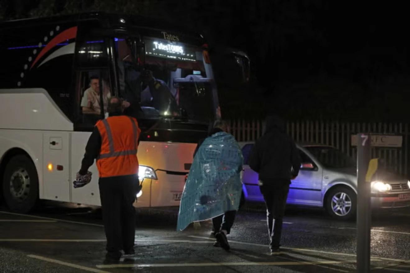 Osoba umotana u zaštitnu deku hitne pomoći nalazi se u blizini mjesta događaja u Huntingdonu