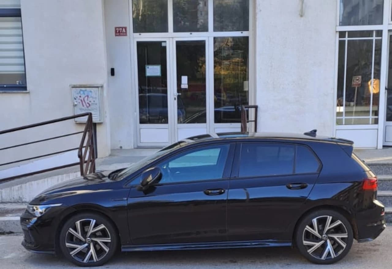 Vozilo već dva dana blokira ulaz u zgradu