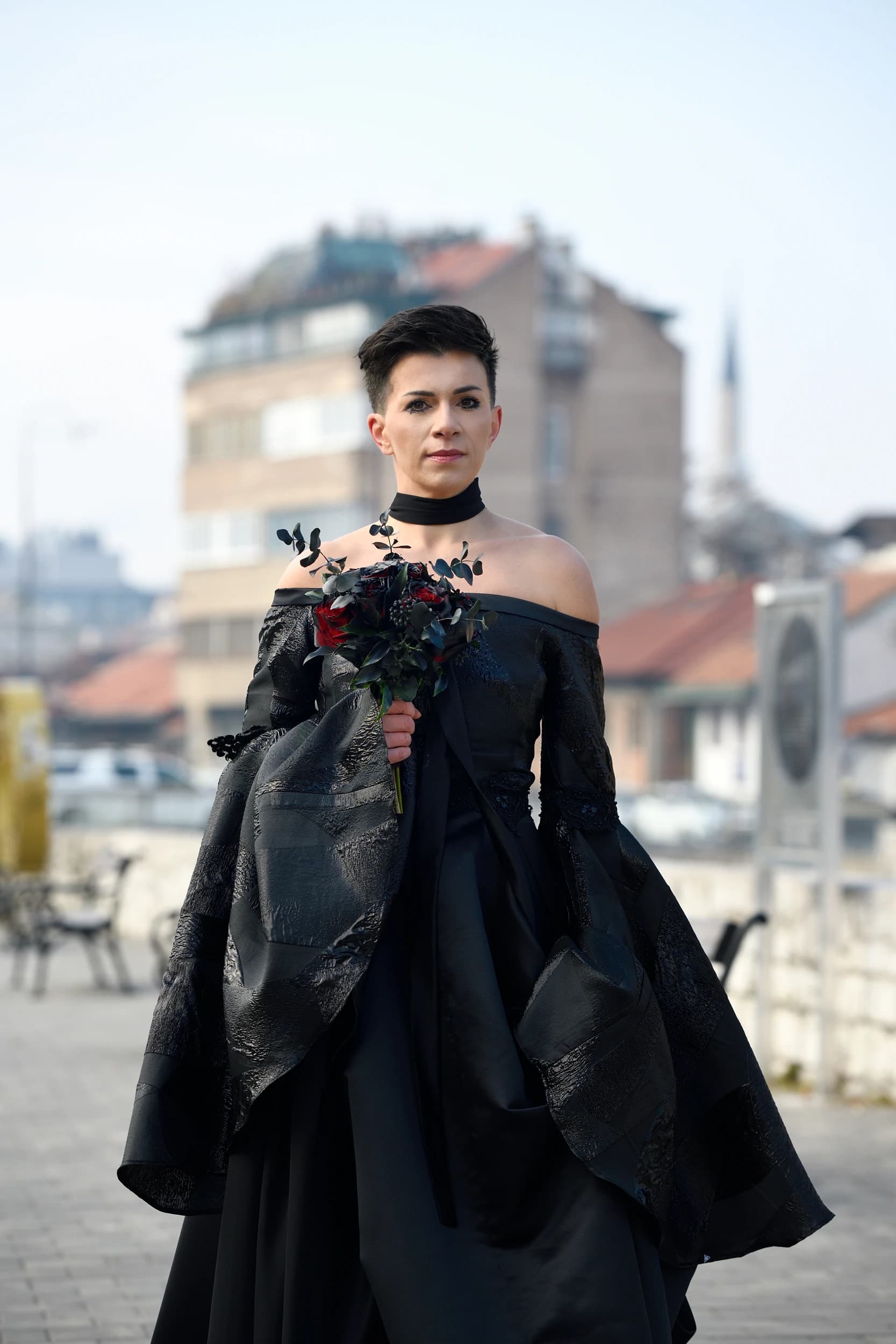 Mlada u crnoj vjenčanici