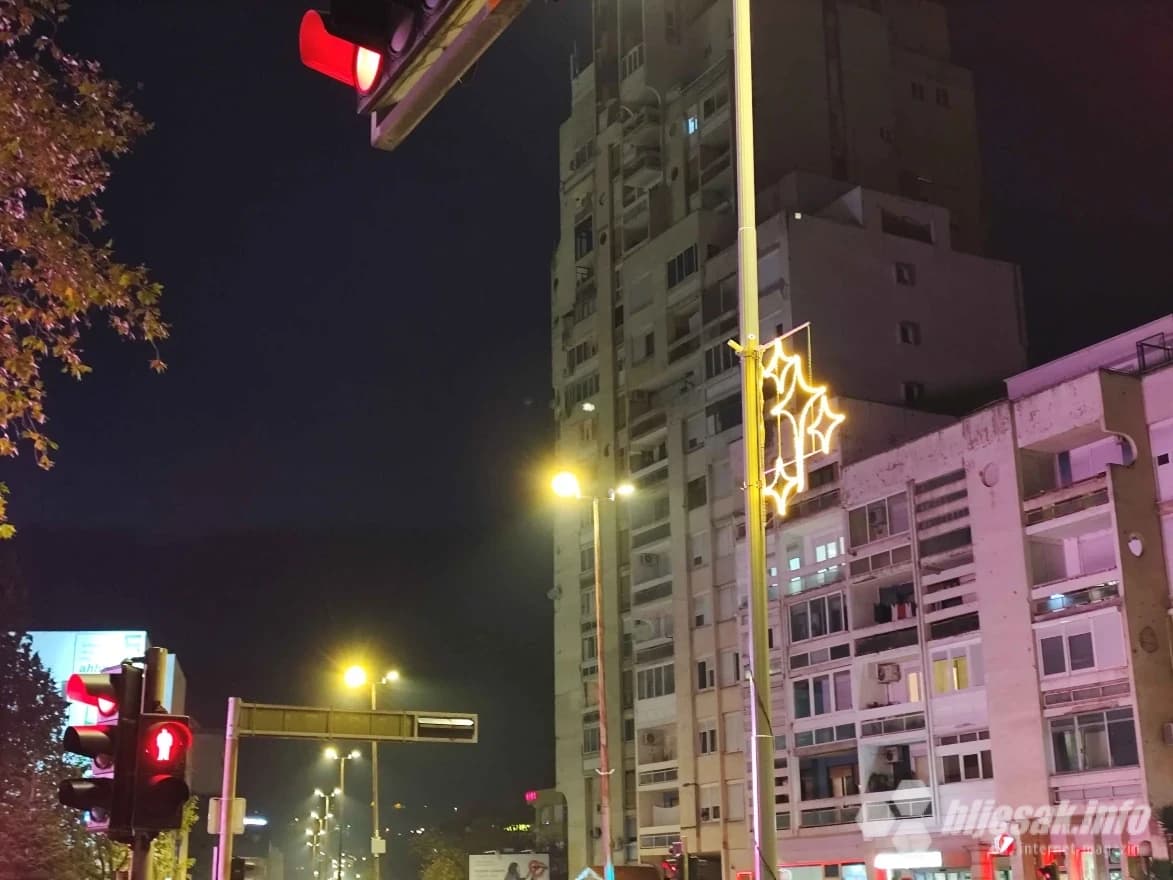 Božićni ukrasi na mostarskim ulicama