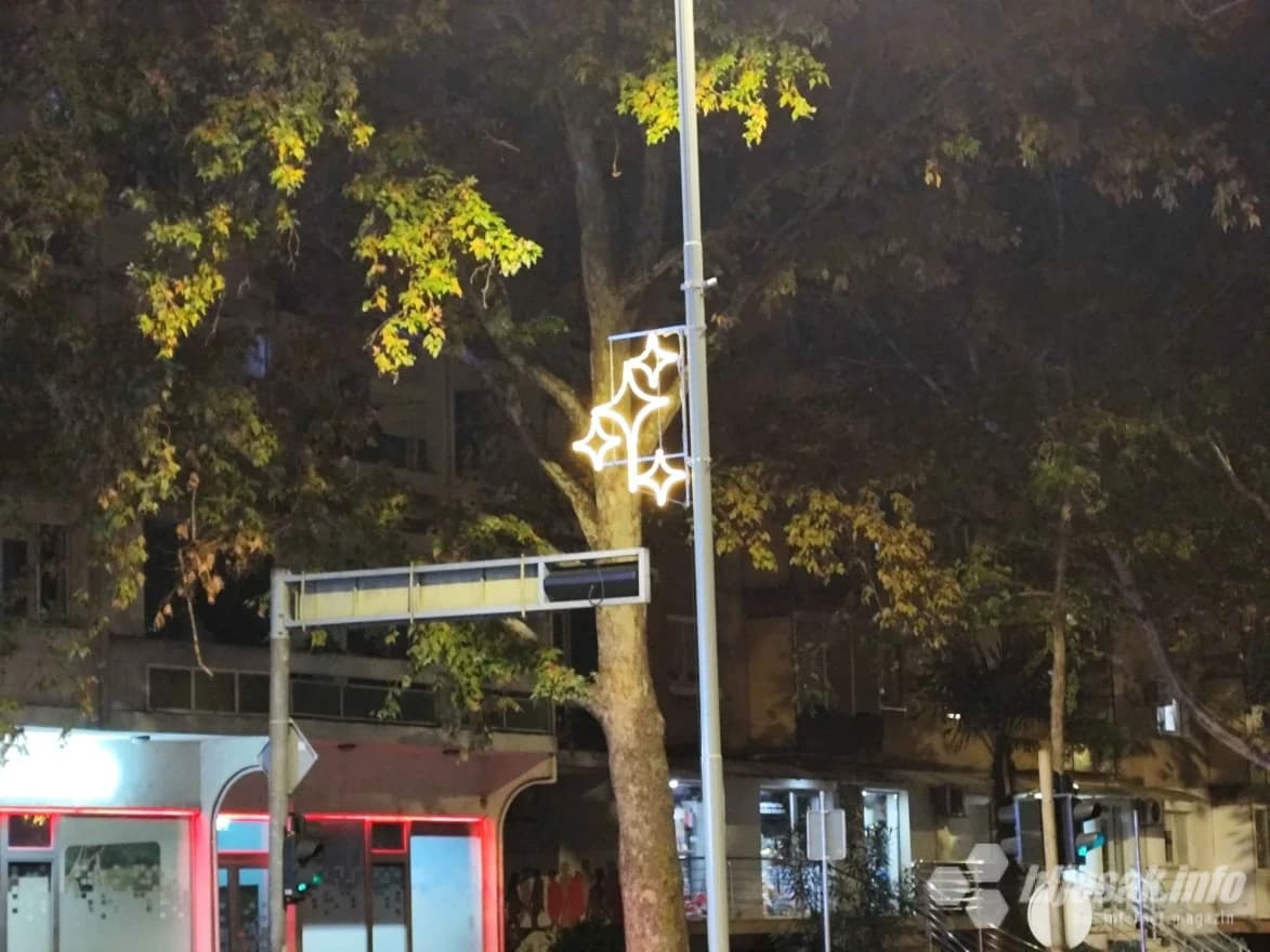 Božićni ukrasi na mostarskim ulicama