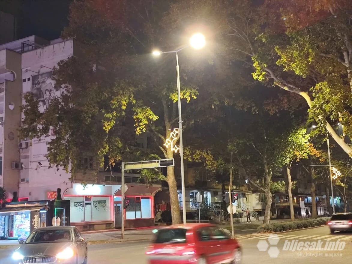 Božićni ukrasi na mostarskim ulicama