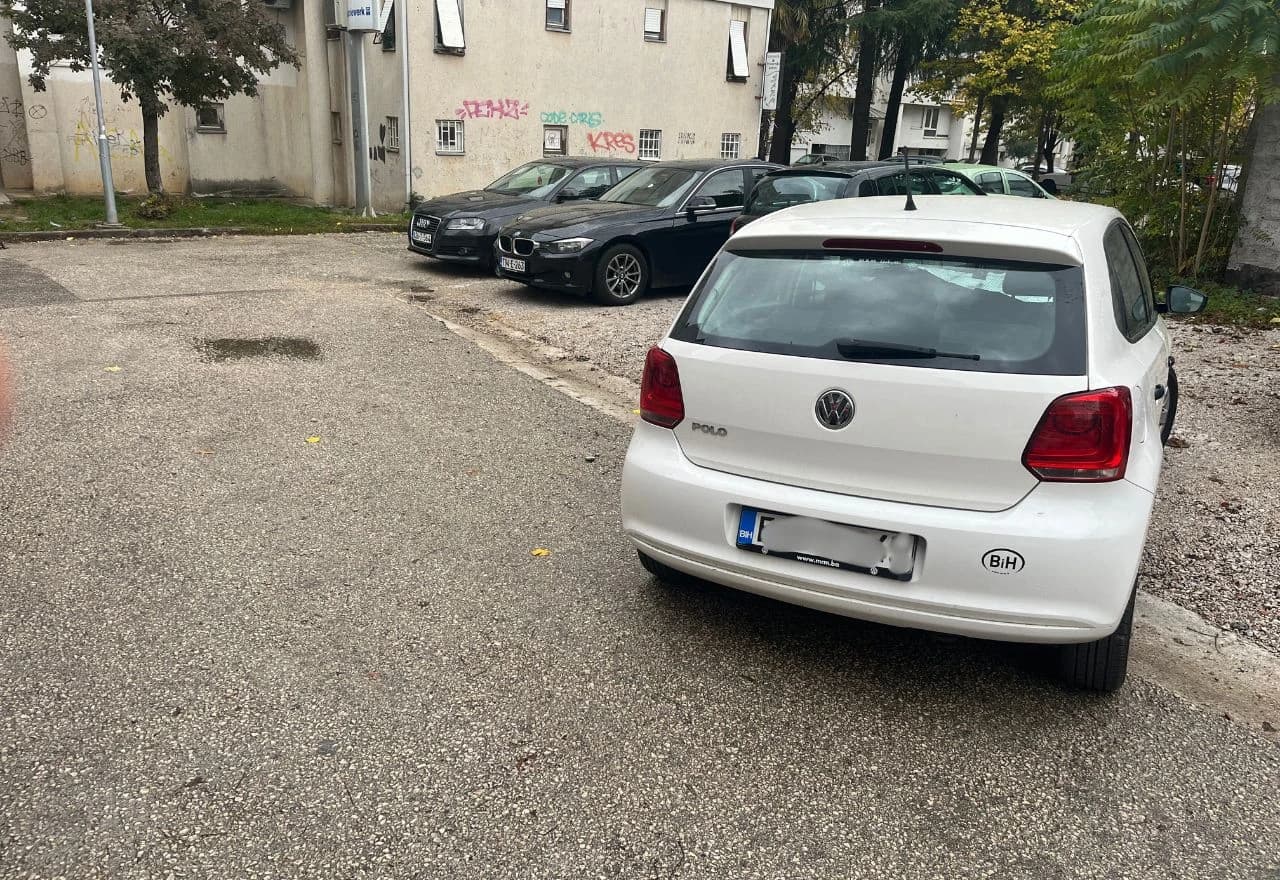 Automobil koji zauzima pola ceste i nitko ga ne pomiče