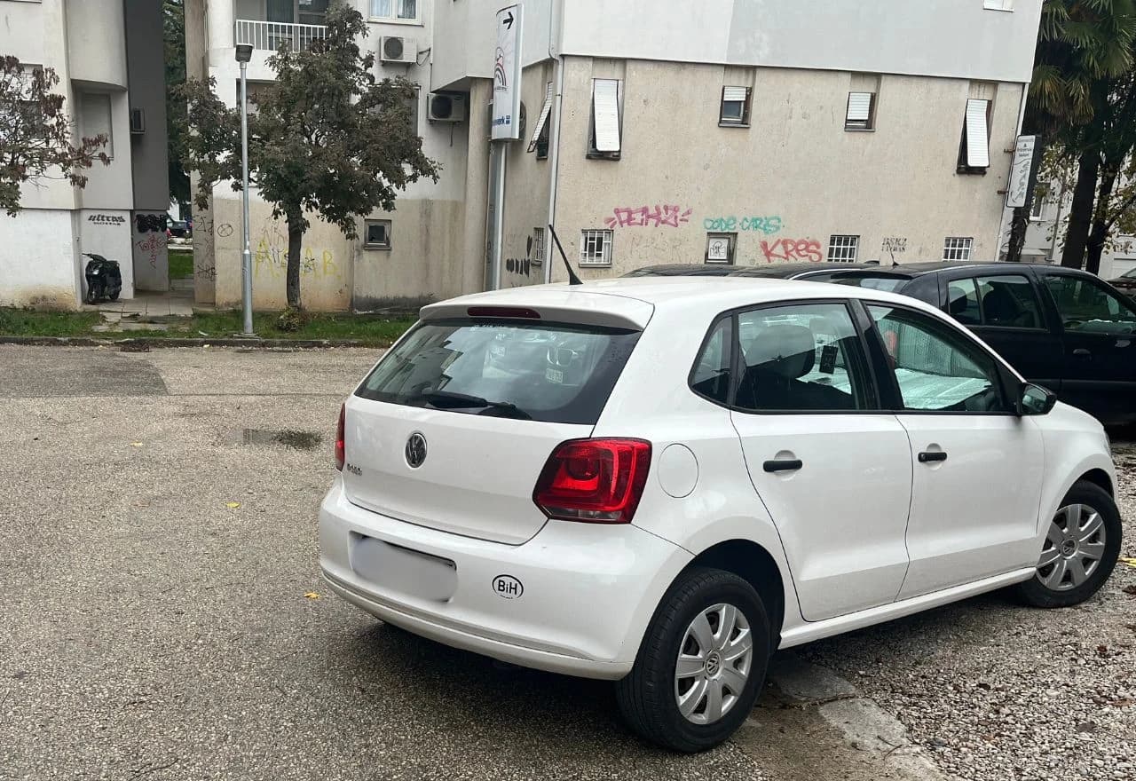 Automobil koji zauzima pola ceste i nitko ga ne pomiče