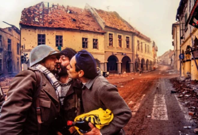 Pripadnici srpskih paravojnih formacija u porušenom Vukovaru - milosti nije bilo