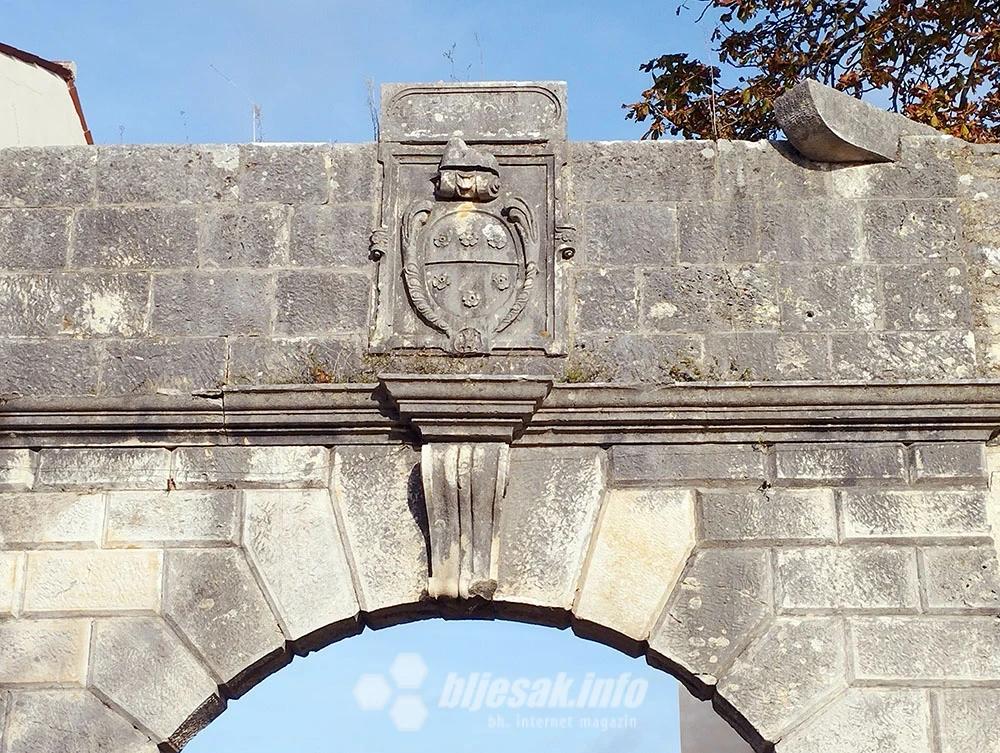 Grb iznad Velih vrata