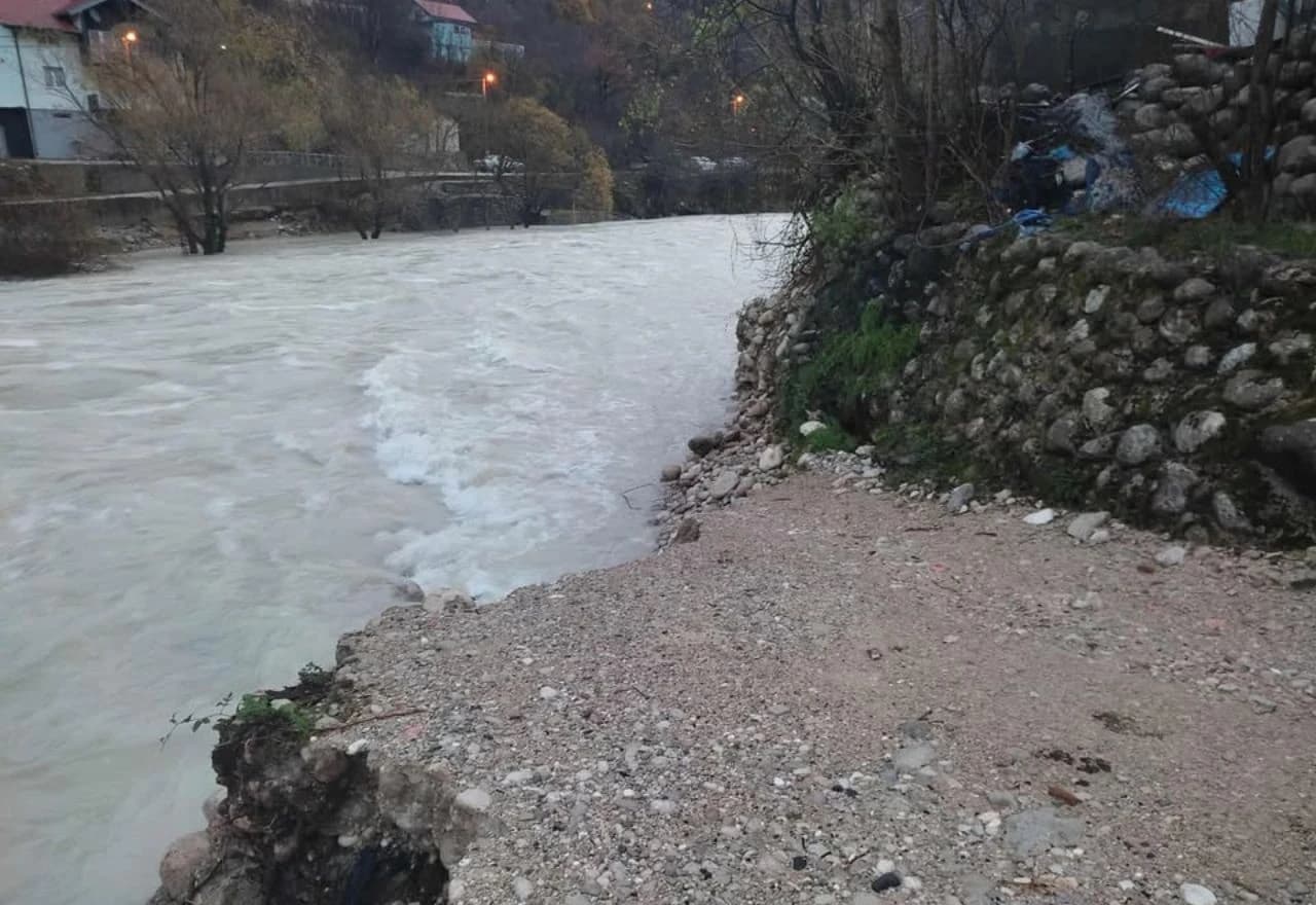 Izlila se Drežnica, građani mole za pomoć