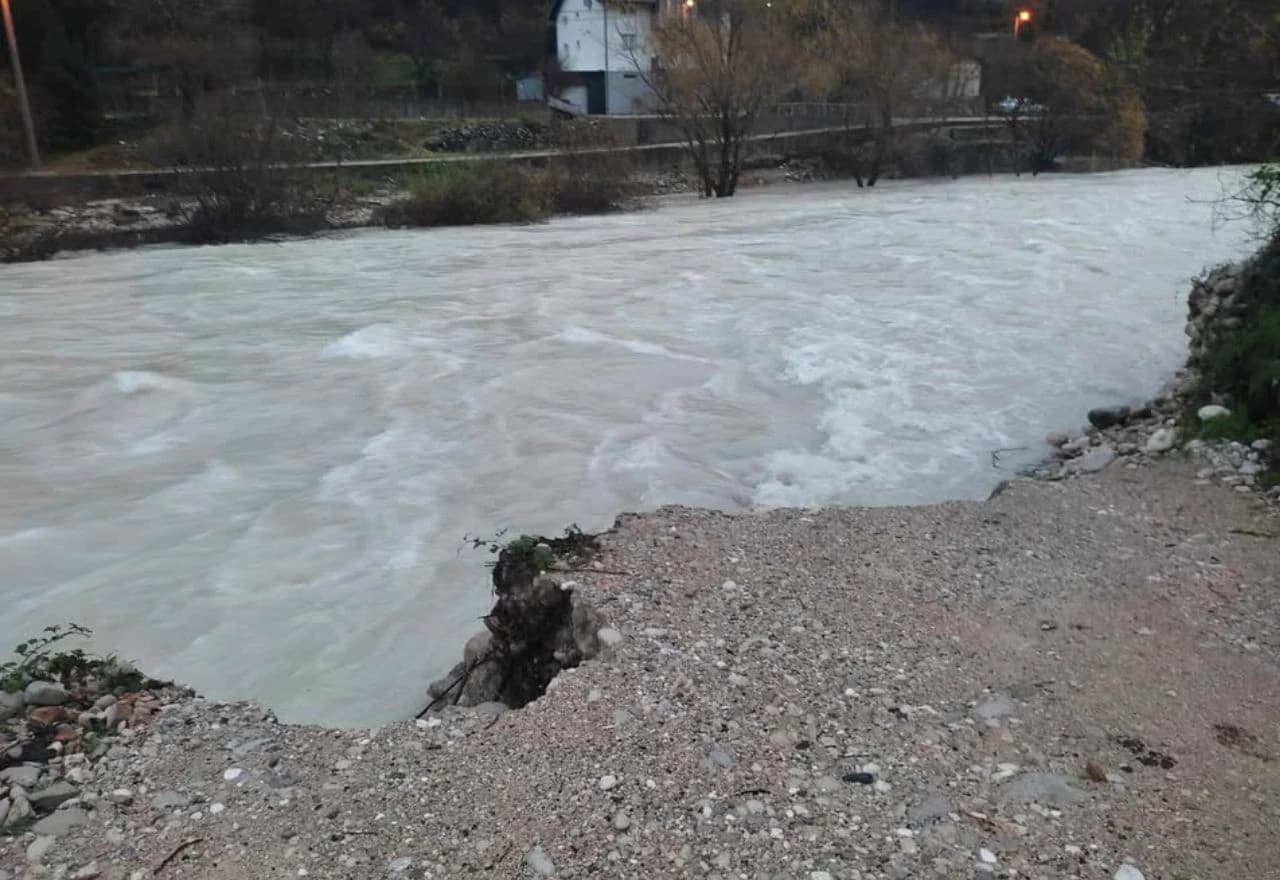 Izlila se Drežnica, građani mole za pomoć